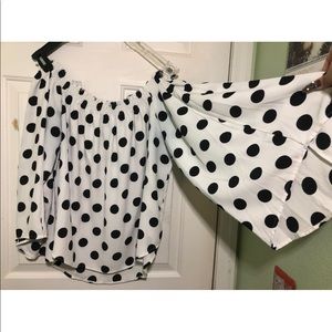 Off shoulder black&white polka dot bat winged top
